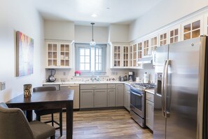 Fridge, microwave, oven, stovetop - Historic Downtown Luxurious Apartment Only Steps Away from Local Restaurants (Roseburg)