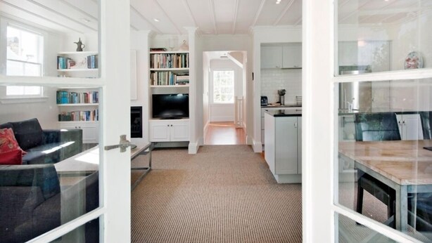 Un interno moderno con zona living, cucina e sala da pranzo.