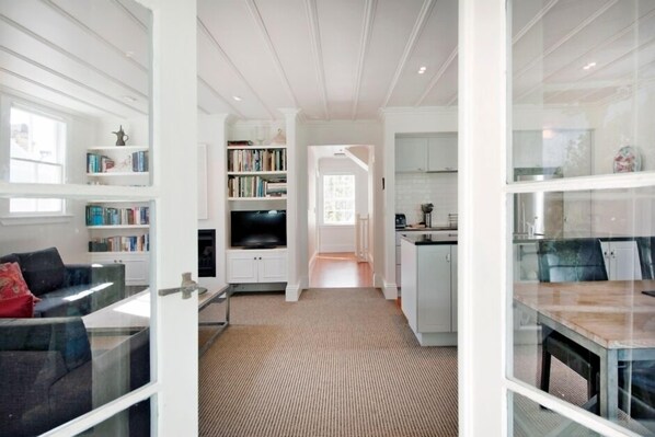 TV, fireplace, DVD player, books - The Gables - Stunning Waterfront Apartment (Russell)