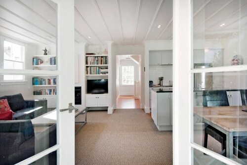 The Gables - Stunning Waterfront Apartment