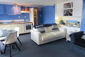 Fernseher, DVD-Player, Bücher, Stereoanlage