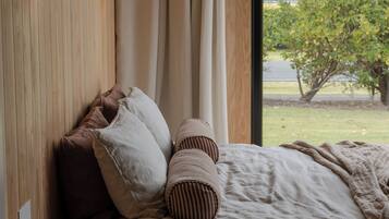 6 bedrooms, iron/ironing board, free WiFi, bed sheets