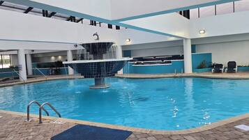 Utendørsbasseng og et oppvarmet basseng