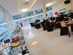 Tägliches Frühstücksbuffet (8 USD pro Person)