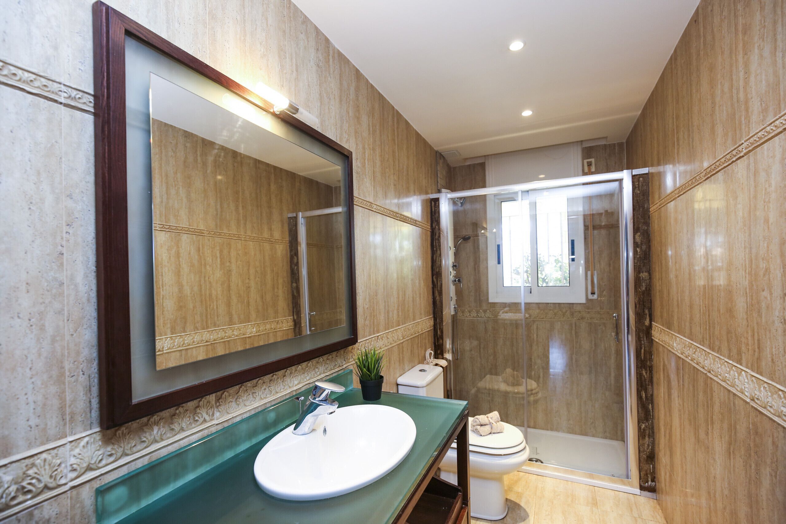 Bathtub, towels