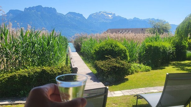A pathway leading to a seating area with a mountain view. - PIEDS DANS L’EAU, Sevrier, Maison, Accès privé lac et ponton. Idyllique, 6Pers (Sévrier)