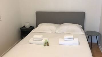 3 slaapkamers, een strijkplank/strijkijzer, gratis wifi, beddengoed