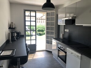 Een koelkast, een microgolfoven, een oven, een vaatwasser