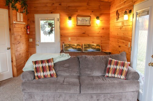 Cozy Hocking Hills Couples Cabin | Private Hot Tub