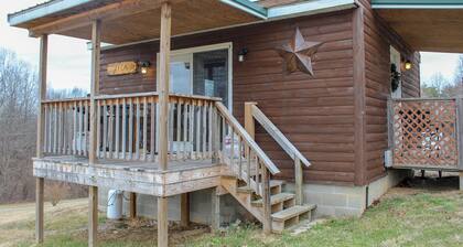 Cozy Hocking Hills Couples Cabin | Private Hot Tub