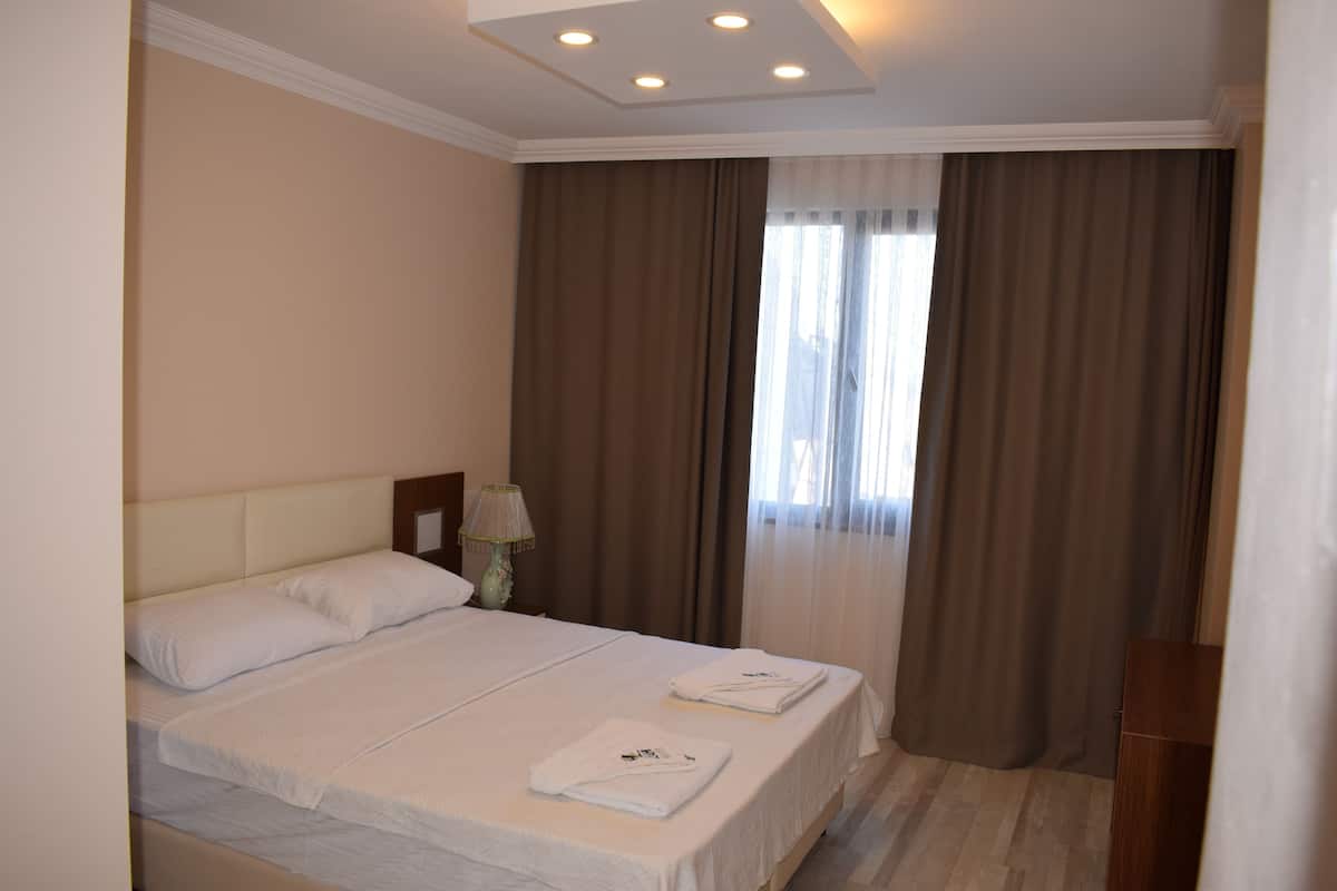 Tabla de planchar con plancha, wifi gratis y ropa de cama