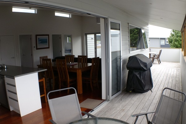 Covered deck, BBQ, Kitchen and dinning room