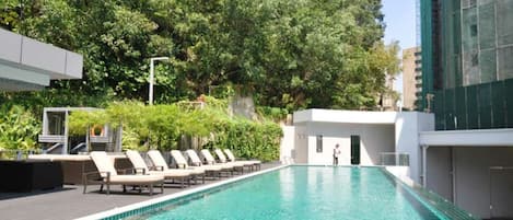 Una piscina al aire libre