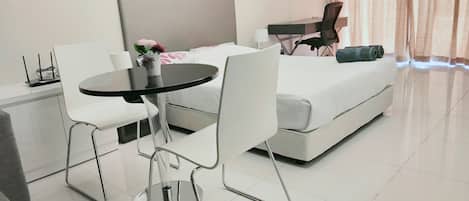 Escritorio, tabla de planchar con plancha, wifi y ropa de cama