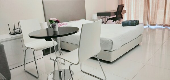 Desk, iron/ironing board, WiFi, bed sheets
