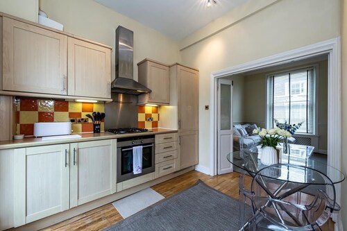 Kensington Sunny Roof Terrace 2 bedrooms 2 bathrooms.