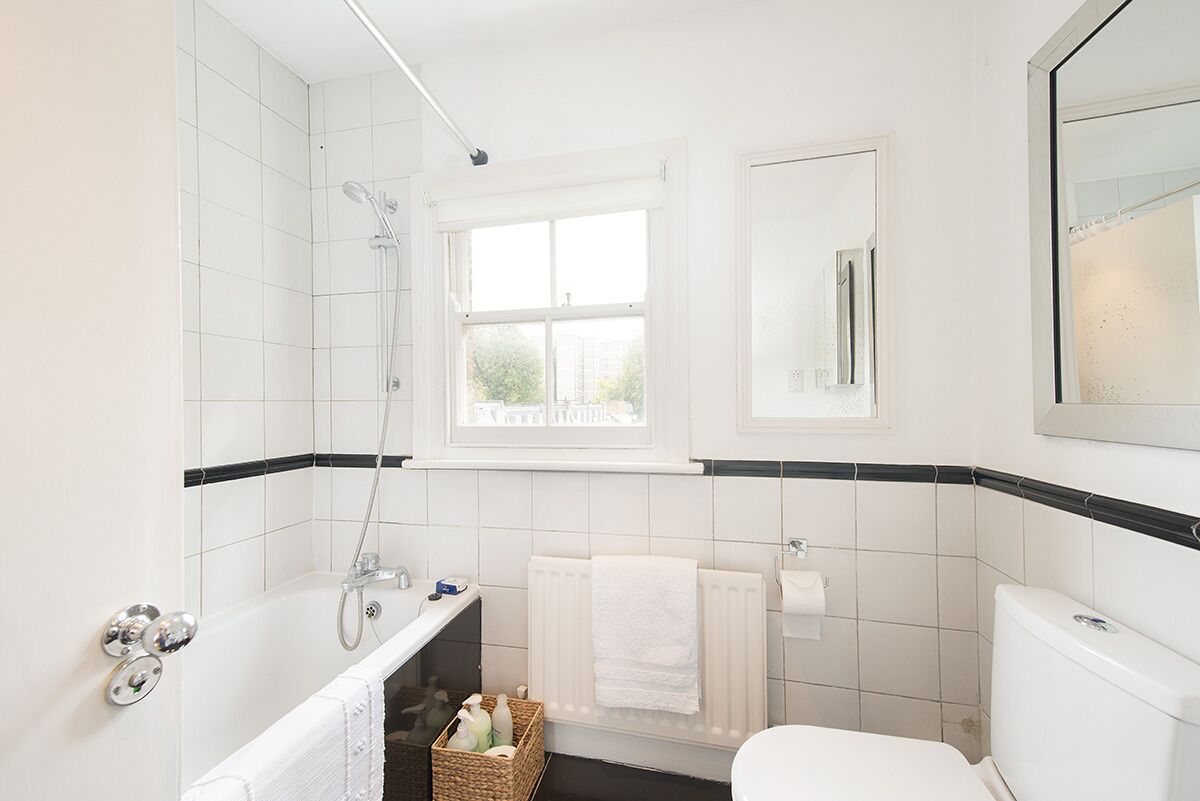 Ducha y bañera combinadas, secador de pelo, toallas y jabón