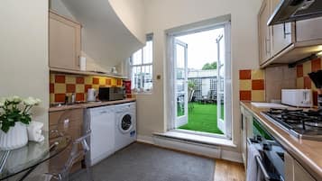 Coffee/tea maker, fridge, microwave, oven