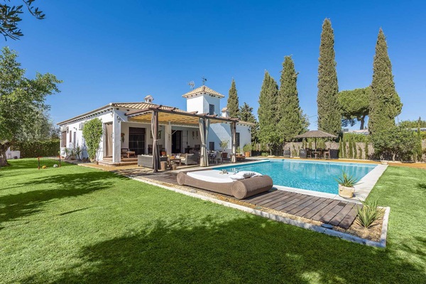 Property building,BBQ facilities,Garden,Balcony/Terrace,Pool view,Swimming pool