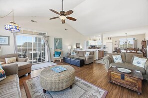 Télévision, cheminée, lecteur de DVD, baby-foot