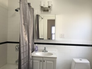 وحدات دش مع أحواض استحمام، مجففات شعر، مناشف، صابون