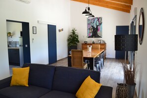 TV, books - La Capitelle - Charming House at the Foot of Pic St Loup  (Claret)