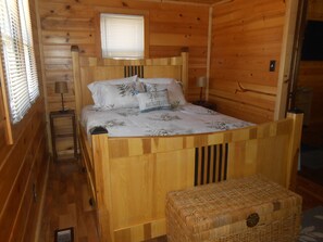 4 habitaciones, escritorio y tabla de planchar con plancha 