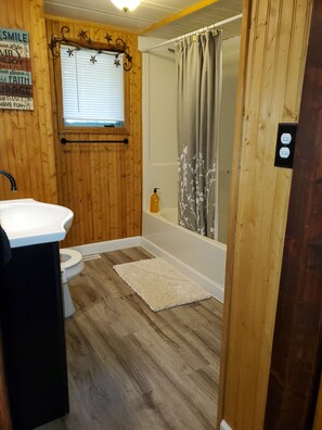 Kombinert dusj/badekar, hårføner, håndklær og såpe