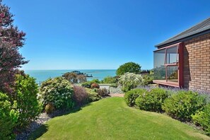 The Cliffs, Nelson Holiday Home