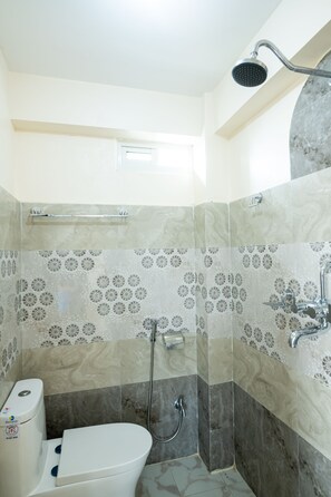 Hausschuhe, Bidet, Handtücher