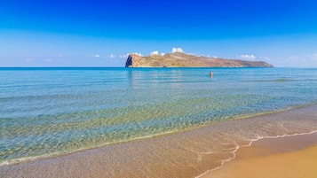 Ubicación a pie de playa, arena blanca y toallas de playa