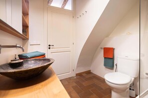 Dusche, Haartrockner, Handtücher, Toilettenpapier