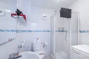 Dusj, hårføner og håndklær