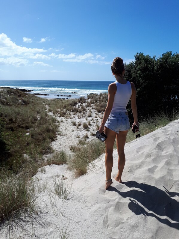 Beach - Getaway by the sea,fishing, surfing,swimming and a happy safe place to stay. (Urquharts Bay)