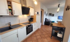 Kühlschrank, Mikrowelle, Ofen, Geschirrspüler