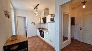 Kühlschrank, Mikrowelle, Ofen, Geschirrspüler