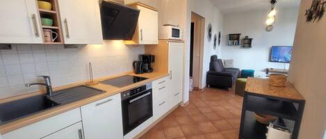 ثلاجة، ميكروويف، فرن، غسالة أطباق