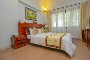 Suite Premium | Minibar, caja de seguridad en la habitación y escritorio 