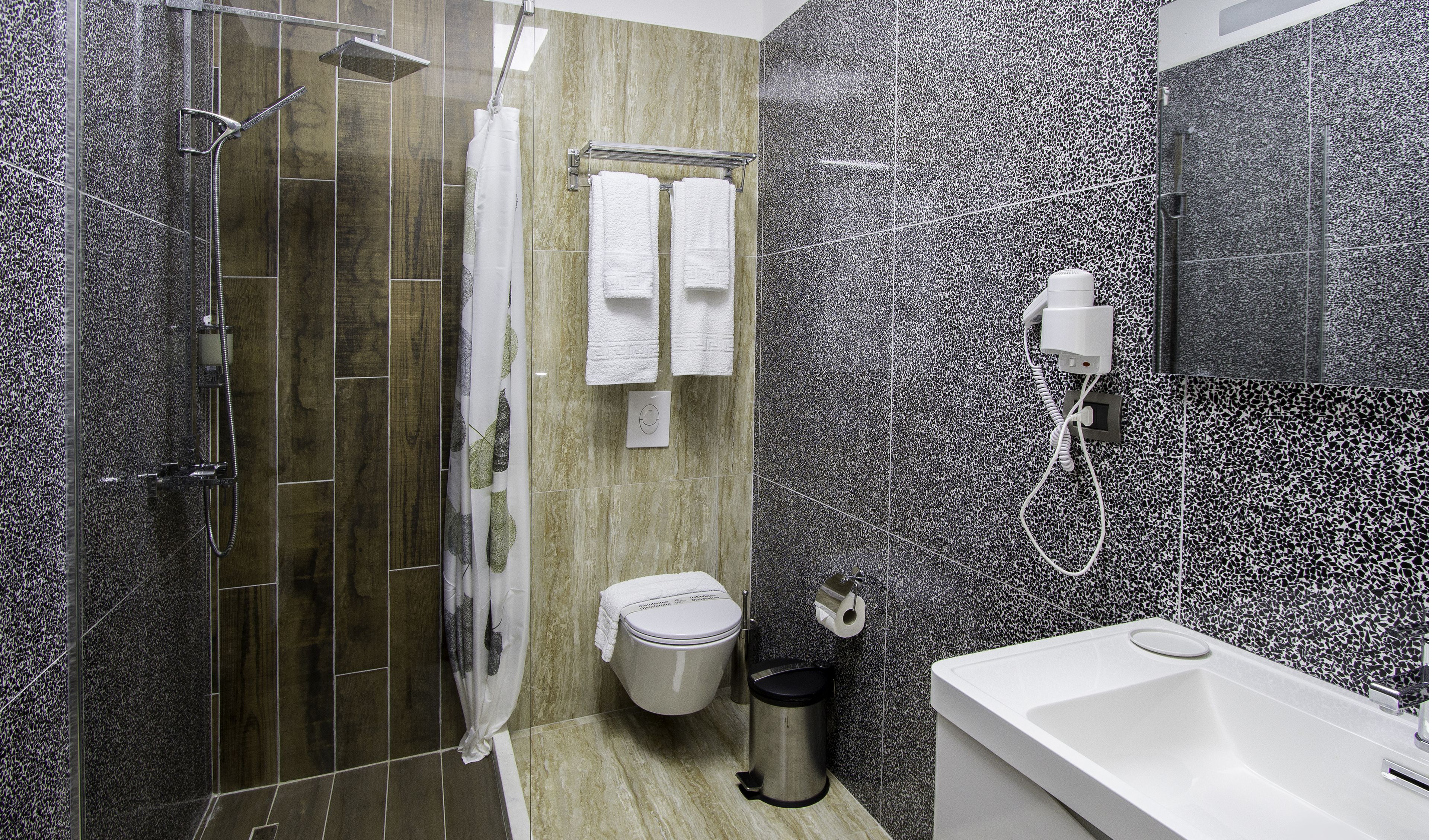 Ein modernes Badezimmer mit Dusche, Toilette und Waschbecken.