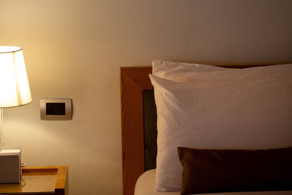 Habitació doble bàsica, vistes a la platja | Llençols de cotó egipci, roba de llit d'alta qualitat i cobrellits 