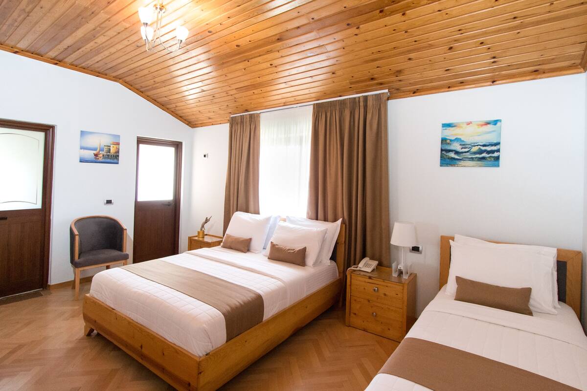 Habitació triple bàsica | Llençols de cotó egipci, roba de llit d'alta qualitat i cobrellits 