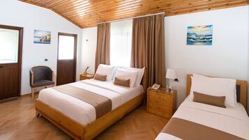 Basic Triple Room | Egyptian cotton sheets, premium bedding, down duvets, memory-foam beds