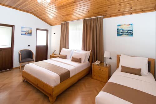 Basic Triple Room | Egyptian cotton sheets, premium bedding, down duvets, memory-foam beds