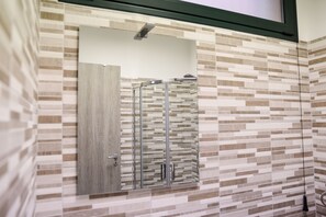 Shower, rainfall showerhead, hair dryer, towels - Bed and Breakfast Porto Flavia (Iglesias)