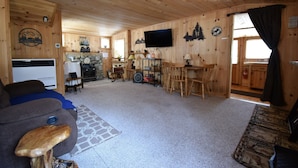 Ein Ferienhaus-Innenraum mit Wohnbereich, Essbereich und Küche.
