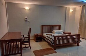 Meja kerja, tirai kedap cahaya, Wi-Fi gratis, dan seprai linen