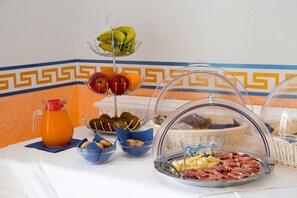 Free daily buffet breakfast  - Odysseus Hotel (Lipari)