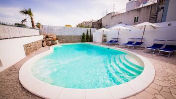 AuĂenpool (je nach Saison geöffnet), Pool mit Wasserfall, Sonnenschirme