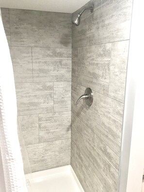 Ensemble douche/baignoire, baignoire Ă jets, serviettes fournies