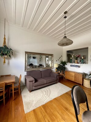 Televisie, een open haard, een dvd-speler en een stereo